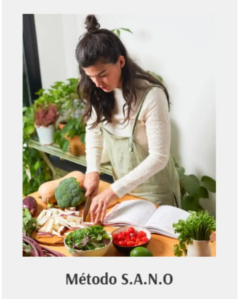 Lucía Gómez preparando recetas del Método S.A.N.O., el programa estrella de Cocinando el Cambio.
