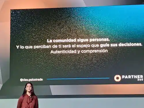 Claudia Campos presentando en el evento Partner 360.