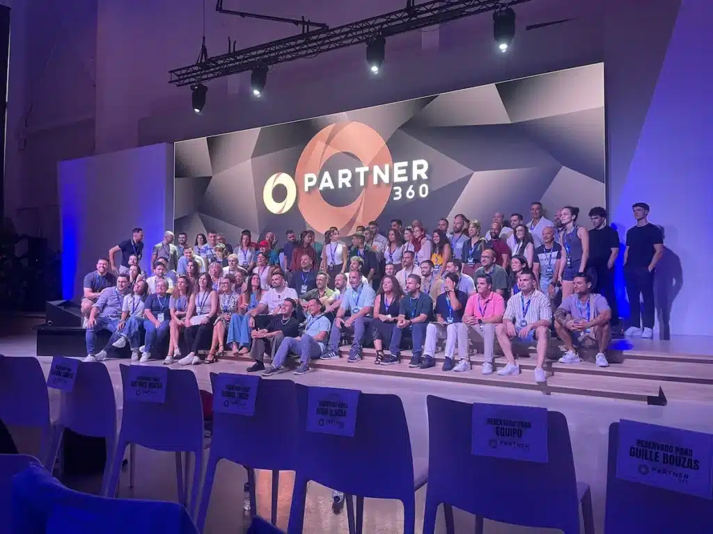 Foto grupal de alumnos y ponentes del evento Partner 360 en Valencia 2025.