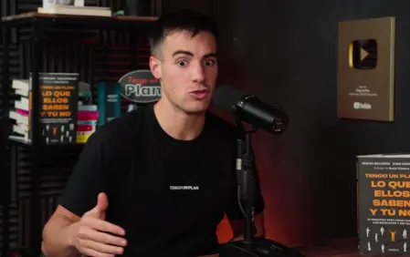 Sergio Beguería hablando en su setup con micrófono, libros y placa de YouTube al fondo