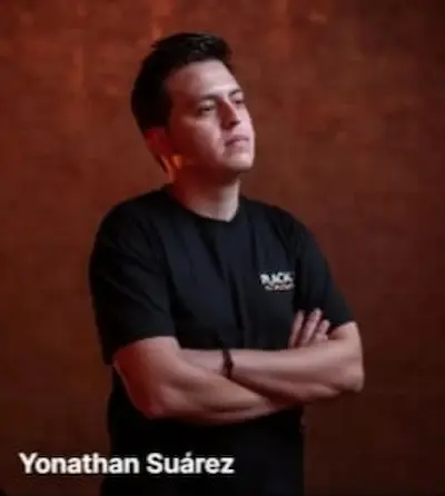 Yonathan Suárez – mentor de IA y desarrollo full-stack en Racks Academy (retrato)