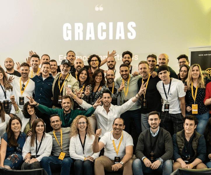 Adrián Gleez junto a la comunidad de alumnos de Game Change en un evento en vivo.