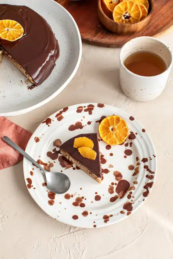 Bizcocho de almendra y mandarina con cobertura de chocolate, postre saludable del curso Dulces Saludables de Cocinando el Cambio