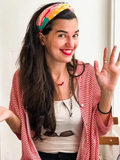 Lucía Gómez, creadora de Cocinando el Cambio, enseñando su curso Dulces Saludables sobre repostería sana sin azúcar ni gluten.