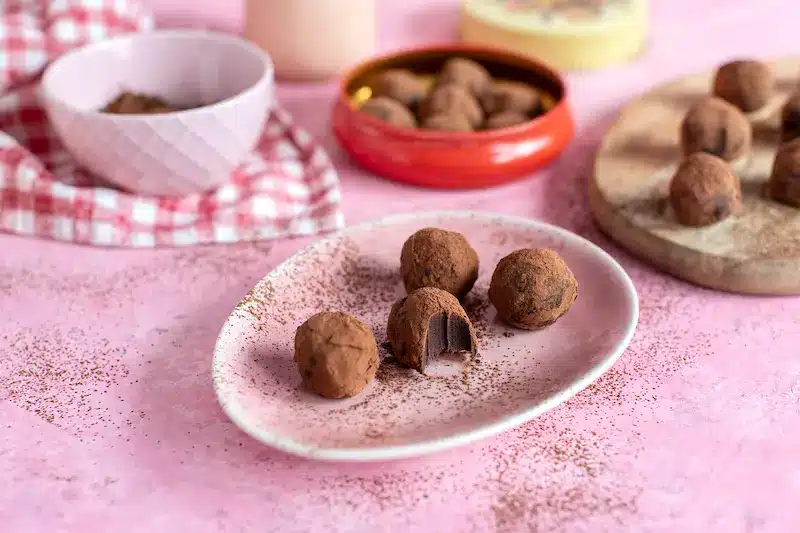 Trufas de chocolate y miso blanco saludables, receta sin azúcar del curso Dulces Saludables de Lucía Gómez